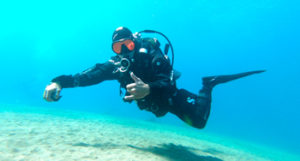 Buceador PADI Advanced Open Water Diver, fondo arena blanca flotabilidad | Scuba Legends