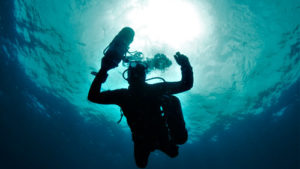 Technical diver on descent with two tanks | Scuba Legends